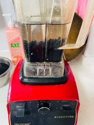 Hacer leche de soja: después de remojar 375 gramos de frijoles negros, se pueden convertir aproximadamente 750 gramos en leche de soja utilizando un procesador de alimentos o una máquina para hacer leche de soja. 
Experiencia: 1. En un procesador de alimentos como el mío, licua unos 250 gramos de frijoles negros remojados con 2000 gramos de agua. Primero agregue unos 400 gramos de agua a los frijoles negros y licúelos, luego agregue 1000 gramos de agua para continuar licuando. Agregar demasiada agua a la vez hará que sea difícil triturarlos. Para no desperdiciar, filtré el jugo y vertí los restos de frijoles en el procesador de alimentos, agregué 600 gramos de agua y licué nuevamente (este es un procedimiento). Repita los 3 pasos para 750 g de frijoles negros remojados.
2. Seleccione la función de frutas y verduras de la máquina de leche de soja, agregue 250 gramos de soja remojada y 1500 gramos de agua. Definitivamente está por encima del nivel del agua. No importa si no se puede cubrir. Quedará cubierto una vez que enciendas la máquina y la gires.
