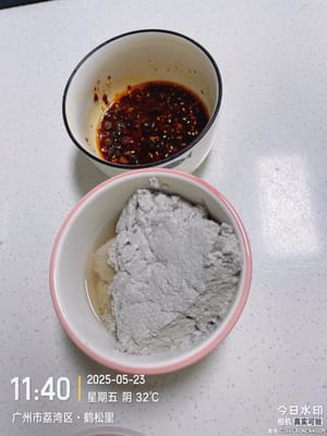 Aparece el pudín de tofu: filtra el agua y obtendrás pudín de tofu. Llené un bol y le agregué un poco de condimento para el alma, ya sabes, estaba muy delicioso…
