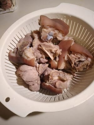 水を切り、流水で洗います。皮に残っている毛を取り除き、きれいに洗います。ザルにあげます。