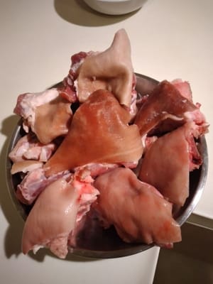 豚足1kg、5cmくらいの大きさに切る