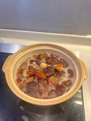 將所有食材放入陶罐中