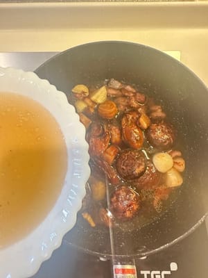 之後，倒入浸泡蘑菇的水。確保水位與所有食材齊平。