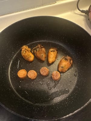 將乾蠔和扇貝放入平底鍋中，略煎至表面略呈褐色，盛出備用。