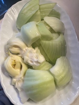 將芥菜切成大塊，像這樣