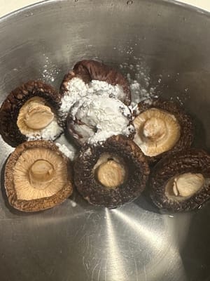 首先用水搓揉乾蘑菇。