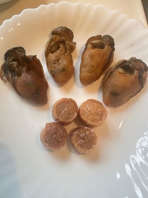 將乾蠔和乾扇貝也洗淨。備用。