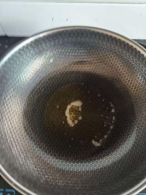 팬에 기름 50g을 두르고 가열합니다.