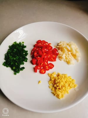 Bereiten Sie 10 Gramm Chili, 10 Gramm Knoblauch und 5 Gramm Ingwer vor
