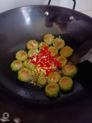 10 g Chili, 10 g Knoblauch und 5 g Ingwer dazugeben. Gut vermischen. Abdecken und bei schwacher Hitze dämpfen.