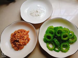 Zubereitetes Hackfleisch, ein Esslöffel Stärke, zubereiteter Bittermelone
