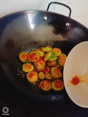 10 Minuten später. Gießen Sie die Sauce über den Topf