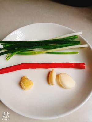 10 g Ingwer, 10 g Frühlingszwiebeln, 15 g Chili, 15 g Knoblauch