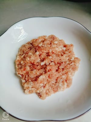 Das Fleisch ist nicht gesalzen, ein wenig Pfeffer, 20 ml Sojasauce, ein Esslöffel Stärke