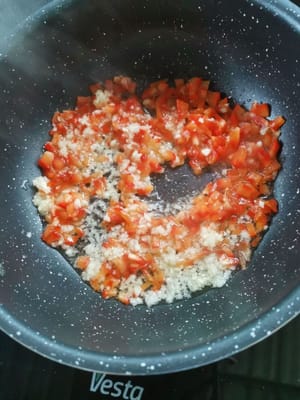 Preparate una padella, versateci l'olio, aspettate che sia caldo, poi aggiungete l'aglio tritato e il peperoncino.