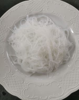 Preparare un piatto e adagiarvi sopra i vermicelli ammollati.