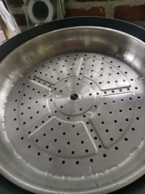 quindi preparare una padella, versare l'acqua, attendere che l'acqua bolla