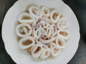 quindi disporre i pezzi di calamaro sopra i vermicelli
