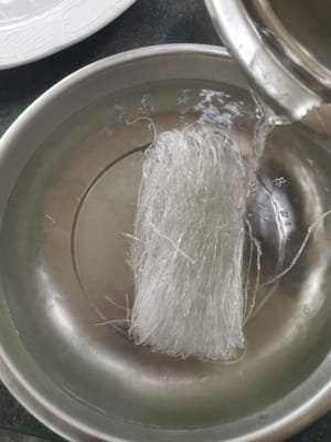 Aprire la pellicola di plastica dei vermicelli e metterli in un contenitore.