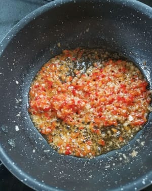 Friggere fino a quando non diventa leggermente giallastro, aggiungere (1 cucchiaino di salsa di ostriche, 1/2 cucchiaino di zucchero, 1/2 cucchiaino di sale), mescolare e togliere dal fuoco.