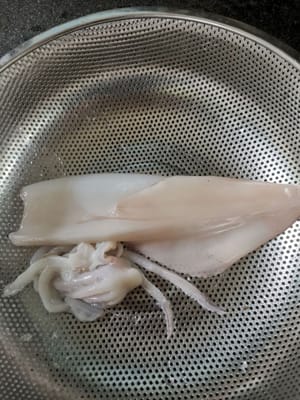 Pulire i calamari (togliere la pelle, pulire lo stomaco e lavarli accuratamente)