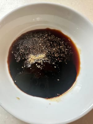 冷卻雞肉的同時，將所有醬汁混合到一個小盤子裡