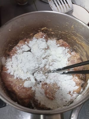 Prima di friggere, aggiungere 54 g di farina di mais e mescolare bene.