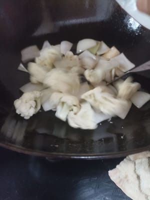 Aggiungere il cavolfiore e soffriggere fino a quando non sarà appassito.