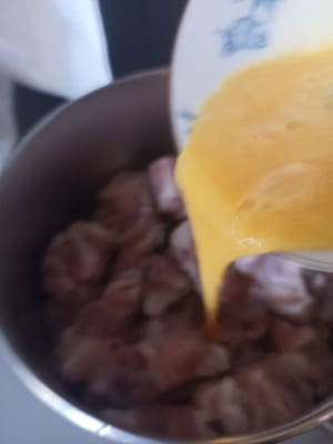 Lavate e pulite le costine di maiale, quindi asciugatele (potete anche scolarle) e aggiungete le uova sbattute.