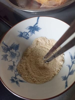 Mescolare tutte le spezie per la marinata, 1 cucchiaino di pepe in polvere, 1 cucchiaino di preparato per dolci piccante e 1/2 cucchiaino di sale, quindi mescolare.