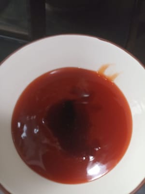 Quindi prepariamo la salsa, aggiungiamo 1 cucchiaio di salsa di pomodoro, 1/4 di cucchiaino di zucchero e 1/2 cucchiaino di salsa di soia, quindi mescoliamo.