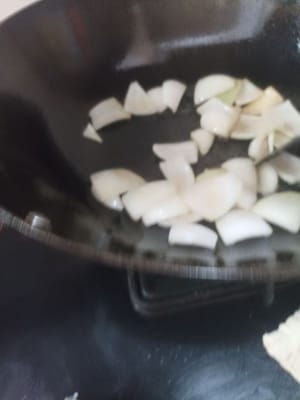 Aggiungere subito le cipolle all'olio rimasto.