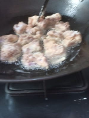 quando l'olio è caldo, aggiungere le costine di maiale.