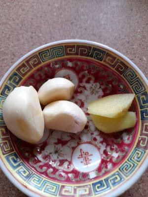 Knoblauchzehen und 2 Scheiben Ingwer