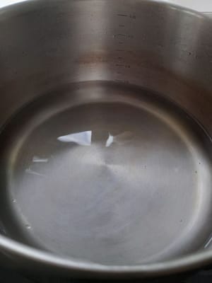 Bereiten Sie einen Topf vor, geben Sie 2 Liter Wasser hinein, schalten Sie die mittlere Hitze ein und warten Sie ±8 Minuten / bis es kocht. Wenn es kocht, 1 Teelöffel Salz und 1 Esslöffel Öl hinzufügen, Brokkoli und Selleriestangen dazugeben, abdecken, ±5 Minuten warten, herausnehmen und abtropfen lassen.