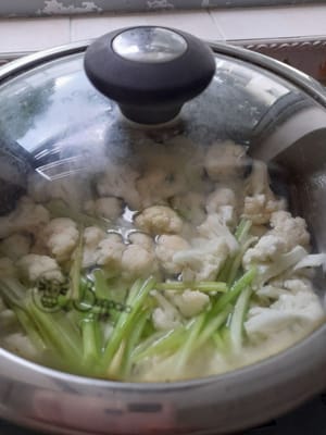 Bereiten Sie einen Topf vor, geben Sie 2 Liter Wasser hinein, schalten Sie die mittlere Hitze ein und warten Sie ±8 Minuten / bis es kocht. Wenn es kocht, 1 Teelöffel Salz und 1 Esslöffel Öl hinzufügen, Brokkoli und Selleriestangen dazugeben, abdecken, ±5 Minuten warten, herausnehmen und abtropfen lassen.