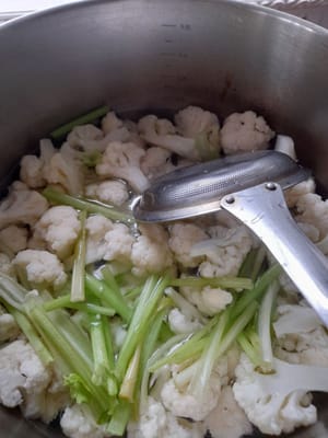 Bereiten Sie einen Topf vor, geben Sie 2 Liter Wasser hinein, schalten Sie die mittlere Hitze ein und warten Sie ±8 Minuten / bis es kocht. Wenn es kocht, 1 Teelöffel Salz und 1 Esslöffel Öl hinzufügen, Brokkoli und Selleriestangen dazugeben, abdecken, ±5 Minuten warten, herausnehmen und abtropfen lassen.