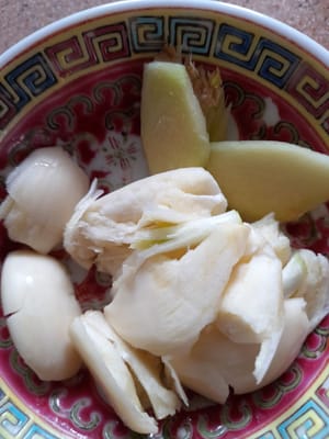Den Knoblauch zerdrücken