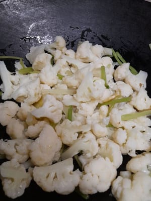 Brokkoli hinzufügen, Zucker, Salz und in 2 Esslöffeln Wasser aufgelöste Austernsauce hinzufügen und umrühren, bis die Gewürze aufgesogen sind.