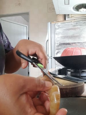 Den Kopf der Garnele entfernen und den Schmutz auf dem Rücken entfernen, dann erneut waschen, herausheben und abtropfen lassen.