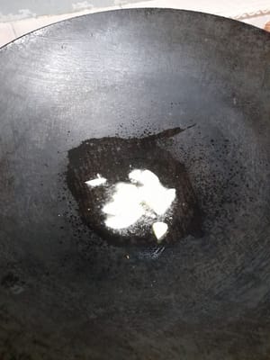 3 Esslöffel Öl erhitzen, die Gewürze hinzufügen und anbraten, bis es duftet.