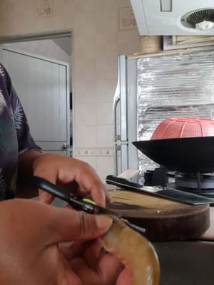 Den Kopf der Garnele entfernen und den Schmutz auf dem Rücken entfernen, dann erneut waschen, herausheben und abtropfen lassen.