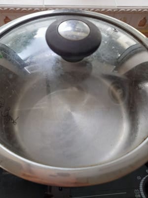 Bereiten Sie einen Topf vor, geben Sie 2 Liter Wasser hinein, schalten Sie die mittlere Hitze ein und warten Sie ±8 Minuten / bis es kocht. Wenn es kocht, 1 Teelöffel Salz und 1 Esslöffel Öl hinzufügen, Brokkoli und Selleriestangen dazugeben, abdecken, ±5 Minuten warten, herausnehmen und abtropfen lassen.