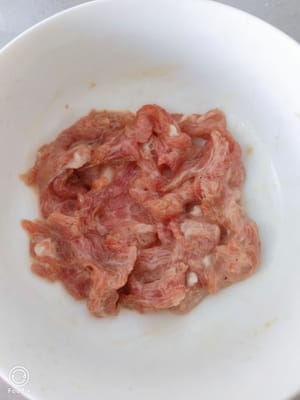 potong daging babi setebal 3 mm, tambahkan 1 sdm arak masak, setengah sendok garam, dan kanji, aduk rata lalu rendam selama 10 menit.