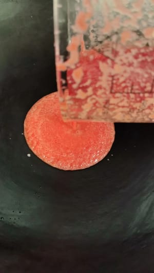 Panaskan wajan, tuangkan jus wortel yang sudah diblender, tambahkan dua sendok makan tepung beras ketan, dan masak dengan api kecil hingga mengental.