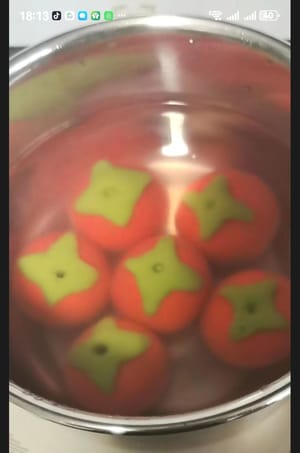 Didihkan sepanci air (sekitar dua mangkuk). Setelah mendidih, masukkan bola-bola ketan dan masak dengan api sedang selama 3-4 menit. Tambahkan setengah sendok makan arak beras manis (opsional). Jangan tutup panci setelah menambahkan arak beras manis, karena akan menjadi asam.