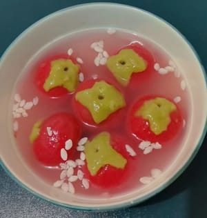 Lanjutkan memasak selama beberapa menit lagi, hingga semua bola-bola nasi ketan mengapung ke permukaan. Pada titik ini, nasi ketan sudah matang sepenuhnya. Matikan api dan angkat dari panci.