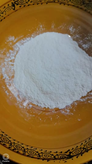 Untuk hiasan hijau, peras sayuran berdaun hijau, saring airnya, rebus, lalu tuangkan ke atas tepung (satu sendok makan sudah cukup). Uleni hingga menjadi adonan yang halus.