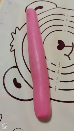 Gulung adonan menjadi strip panjang, lalu potong menjadi beberapa bagian yang sama panjangnya.