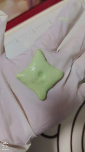 Bagi menjadi beberapa bagian yang sama, pipihkan seperti di atas, potong menjadi bentuk persegi, dan cubit hingga menyerupai daun semanggi berdaun empat.