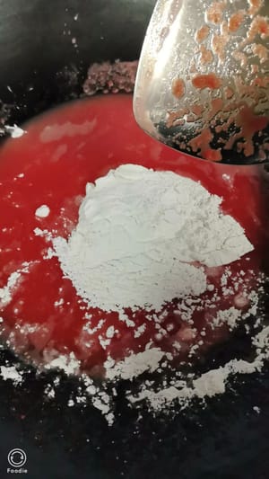 Panaskan wajan, tuangkan jus wortel yang sudah diblender, tambahkan dua sendok makan tepung beras ketan, dan masak dengan api kecil hingga mengental.